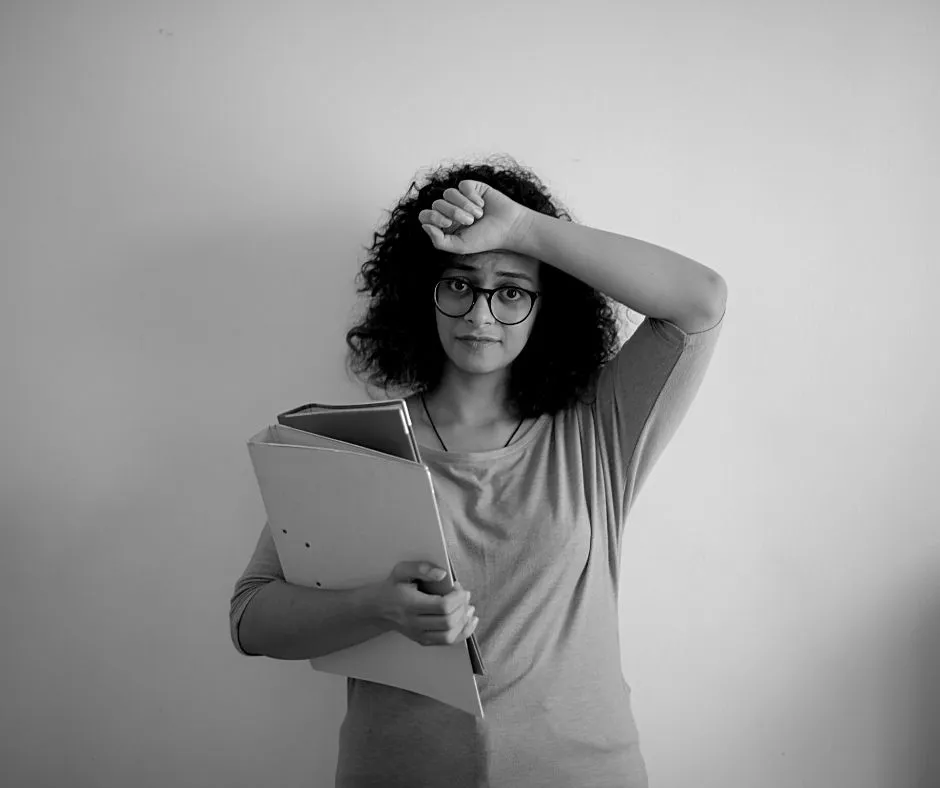 femme épuisée de l'intimidation au travail