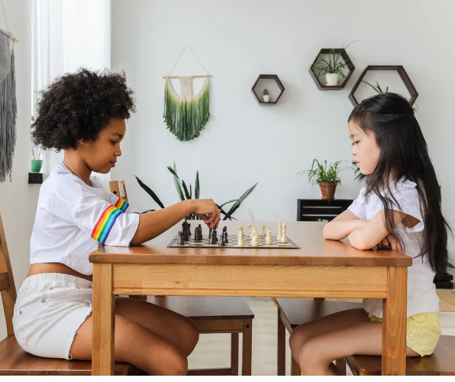 deux enfant jouent aux echecs developpement cognitif