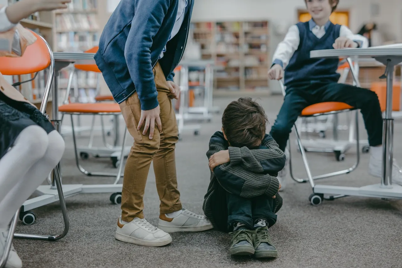 Outils et stratégies clés pour contrer l’intimidation en milieu scolaire