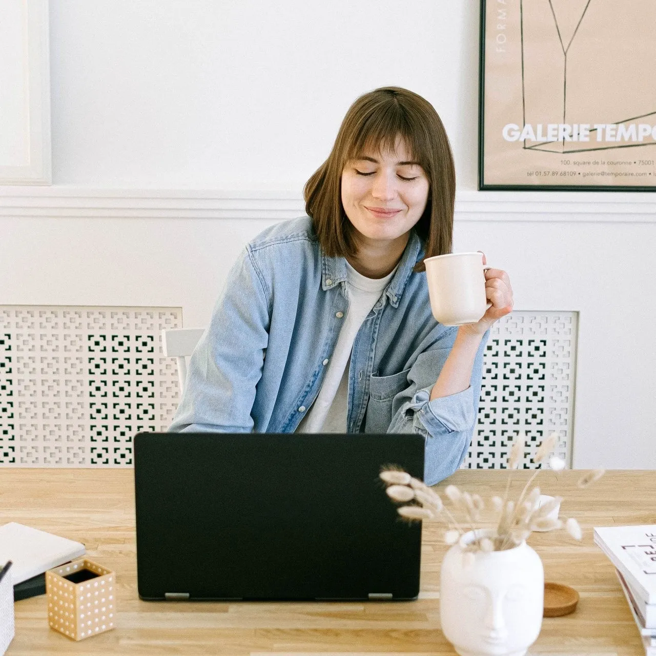 femme-qui-écrit-sur-un-ordinateur-en-souriant