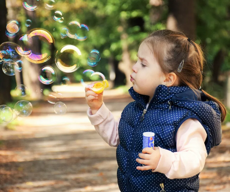 fillette fait des bulles pour apprendre