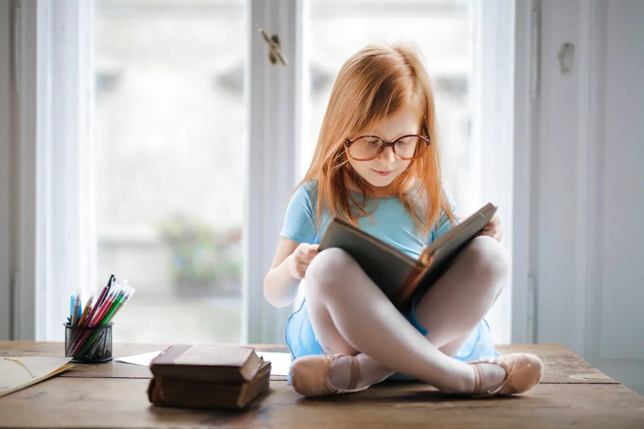 enfant dyslexique qui développe ses habiletés de lecture